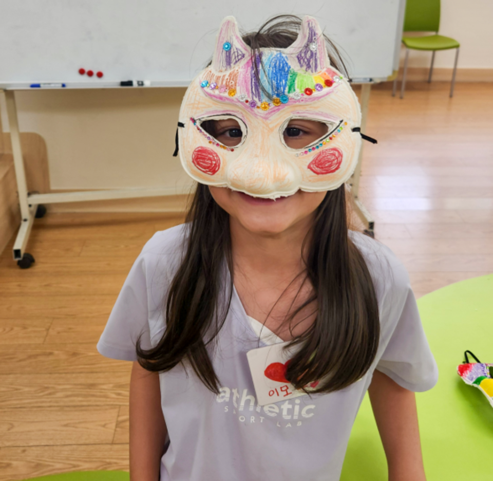 ▲ 수원 매화초등하교 학생이 직접 만든 도깨비 가면을 쓰고 있다./사진제공=매화초등학교