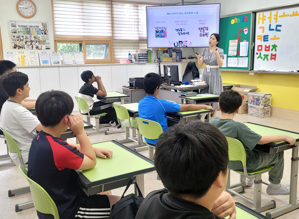 ▲ 수원 매화초등학교 학생들이 책놀이 캠프 수업을 받고 있다./사진제공=매화초등학교