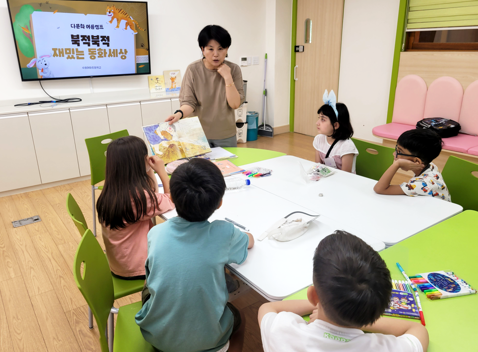 ▲ 수원 매화초등학교 학생들이 책놀이 캠프 수업을 받고 있다./사진제공=매화초등학교