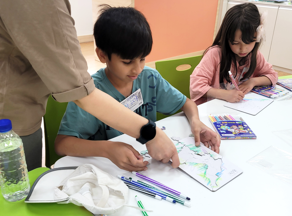 ▲ 수원 매화초등학교 학생들이 대한민국 지도를 만들고 있다./사진제공=매화초등학교