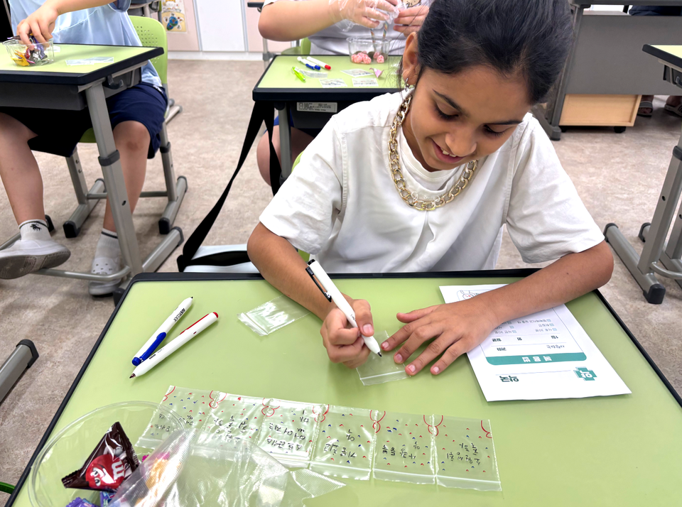 ▲수원 매화초등학교 학생이 신약 개발 만들기 활동을 하고 있다./사진제공=매화초등학교