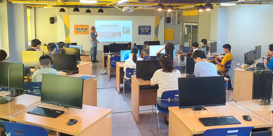 ▲ 명인중 '2025 청개구리 스펙-교실' 수업 중 학생들이 영상 편집 기술을 배우고 있다. /사진제공=명인중학교