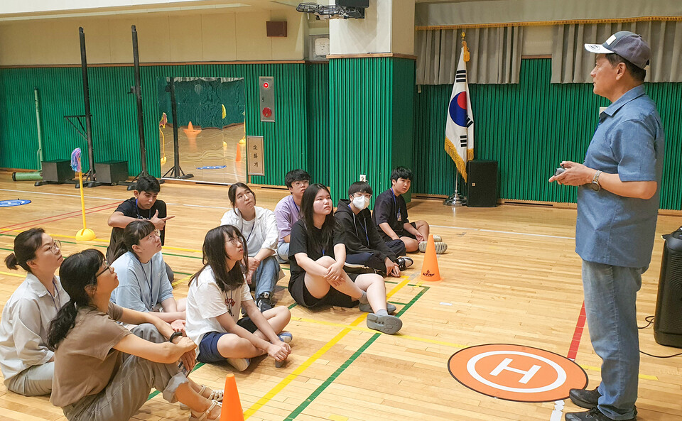 ▲ 명인중 '2025 청개구리 스펙-교실' 수업 중 학생들이 드론 비행 강의를 듣고 있다. /사진제공=명인중학교