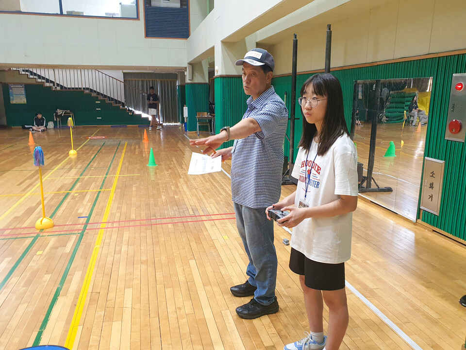 ▲ 명인중 ‘2025 청개구리 스펙-교실’ 수업 중 학생들이 드론 비행 실습을 하고 있다./사진제공=명인중학교