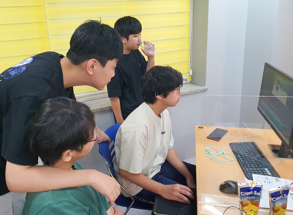 ▲ 명인중 ‘2025 청개구리 스펙-교실’ 수업 중 학생들이 영상 편집 기술을 배우고 있다./사진제공=명인중학교