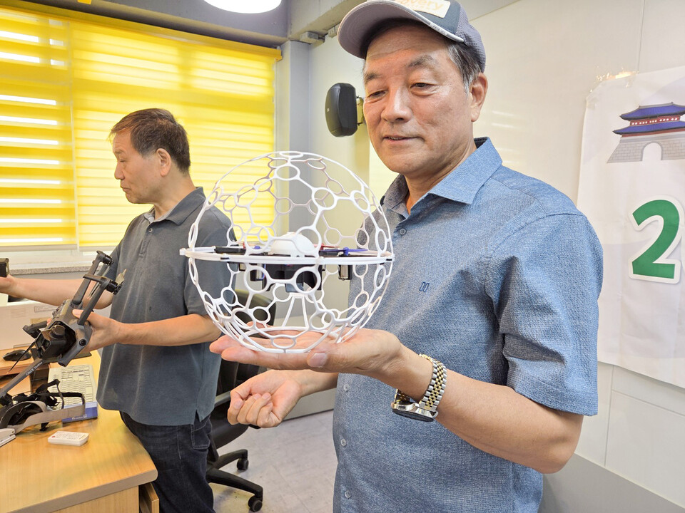 ▲ 명인중 ‘2025 청개구리 스펙-교실’ 수업 중 마을강사 선생님이 축구공 모양의 드론을 시연하고 있다./고륜형 기자 krh0830@incheonilbo.com