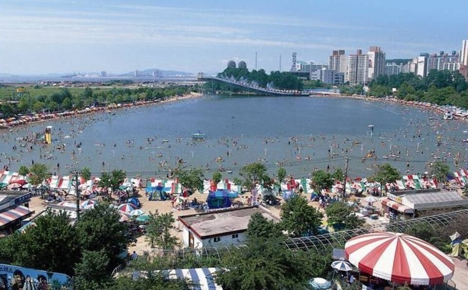 ▲ 2000년 초까지만 해도 물놀이 미끄럼틀이 있던 옛 송도유원지 해수욕장. /인천일보DB