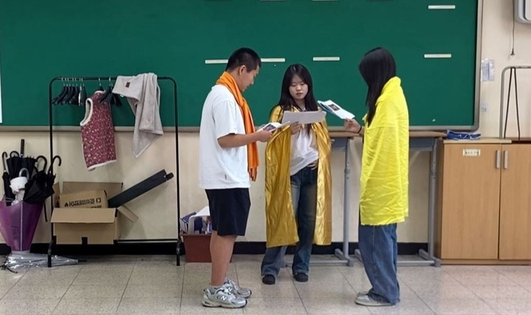 ▲ 부곡고등학교 학생들이 세계 시민 양성 외국어 체험 교육을 받고 있다./사진제공=부곡고등학교