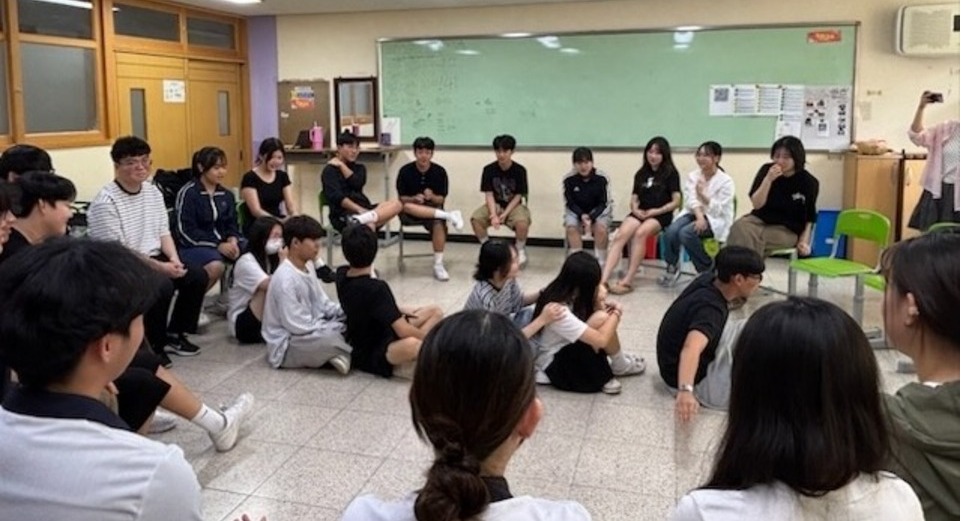 ▲ 부곡고등학교 학생들이 세계 시민 양성 외국어 체험 교육을 받고 있다./사진제공=부곡고등학교