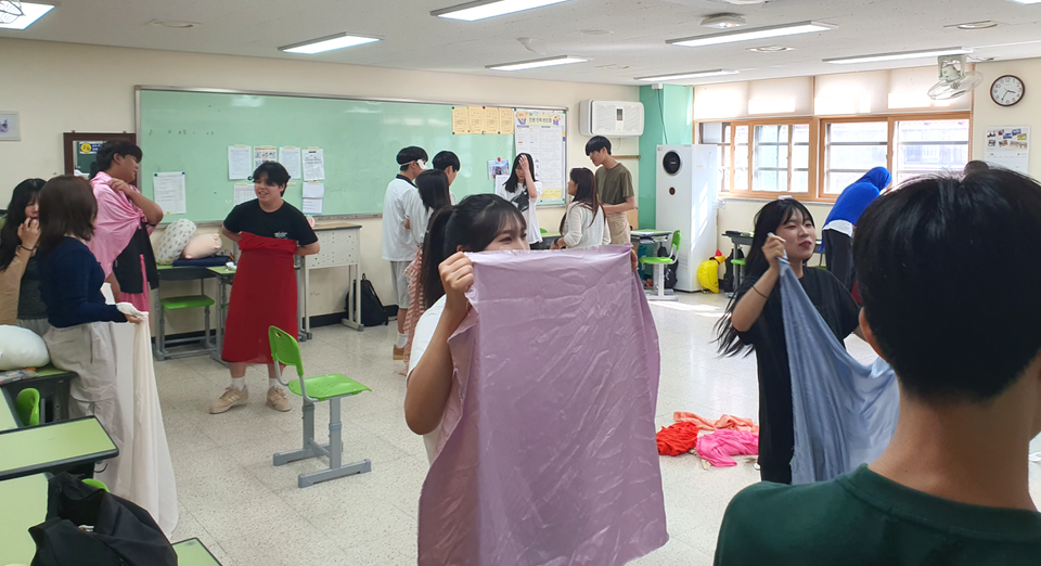 ▲ 부곡고등학교 학생들이 세계 시민 양성 외국어 체험 교육을 받고 있다./사진제공=부곡고등학교