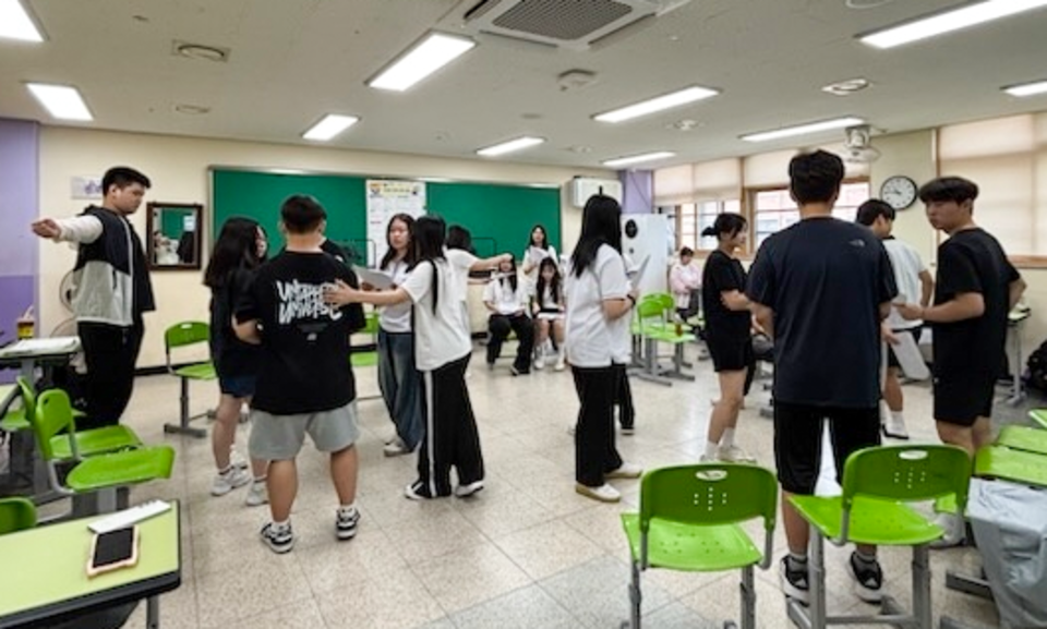 ▲ 부곡고등학교 학생들이 세계 시민 양성 외국어 체험 교육을 받고 있다./사진제공=부곡고등학교