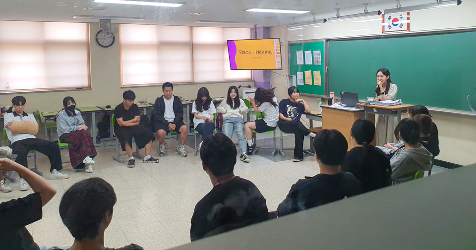 ▲ 부곡고등학교 학생들이 세계 시민 양성 외국어 체험 교육을 받고 있다./사진제공=부곡고등학교