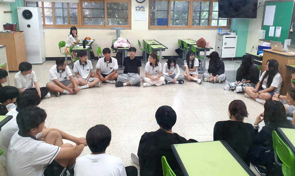 ▲ 부곡고등학교 학생들이 세계 시민 양성 외국어 체험 교육을 받고 있다./사진제공=부곡고등학교