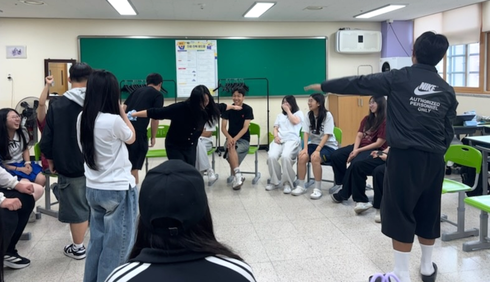 ▲ 부곡고등학교 학생들이 세계 시민 양성 외국어 체험 교육을 받고 있다./사진제공=부곡고등학교