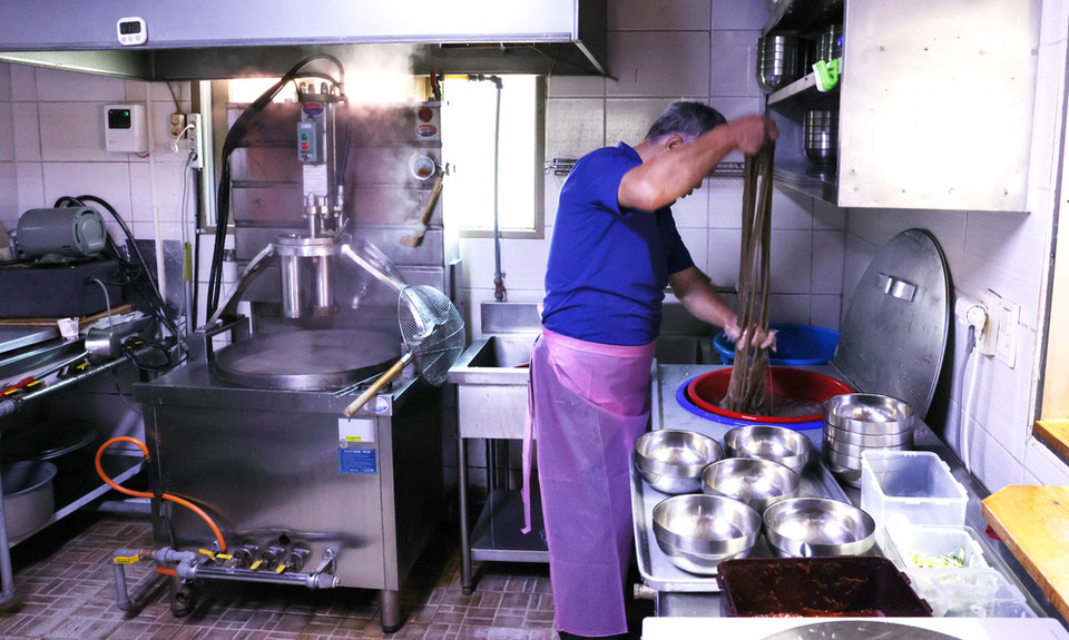 ▲ 인천 옹진군 백령도 진촌리에 있는 시골메밀칼국수 김창유(60) 대표가 주방에서 냉면을 만들고 있다. /양진수 기자 photosmith@incheonilbo.com