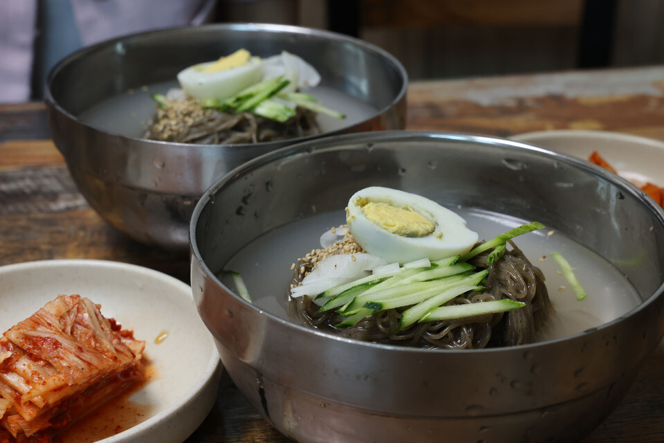▲ 인천 옹진군 백령도 진촌리 시골메밀칼국수의 냉면. 고명은 오이, 달걀 반쪽, 무가 전부다. 얼음도 없다. 하지만 사골 맛이 느껴지는 국물에다 이가 차가울 정도로 시원한 냉면 맛은 더할 나위 없이 좋다. 메일은 백령도산만 쓰고 있다. 주인장의 자부심이 담긴 냉면 한 그릇은 단순한 음식이 아닌 삶이 담긴 음식이다. /양진수 기자 photosmith@incheonilbo.com