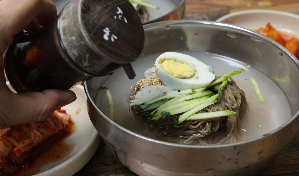 ▲ 백령도에서는 냉면에 까나리액젓을 넣어 먹는다. 까나리액젓을 넣으면 비린내가 나지 않으면서 특유의 감칠맛이 난다. 냉면에 한 숟가락만 넣어도 처음엔 짜다가 먹다 보면 구수한 맛이 난다. /양진수 기자 photosmith@incheonilbo.com