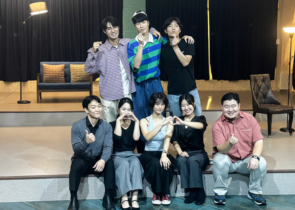 ▲ 동양대학교(영주·동두천캠퍼스)가 지난 1~6일까지 제이비소극장과 충남도교육청 학생교육문화원에서 열린 ‘제4회 천안 전국 젊은연극제’에서 동양대학교 공연영상학부(Team.도야지)의 ‘유령 2025’로 금상을 수상했다.‘Team.도야지’는 ‘보이지 않는 존재가 되어버린 청년들의 목소리’를 주제로 한 창작극 ‘유령2025’을 선보였다. 금상을 차지하고 기념촬영을 하고 있다. /동두천=김태훈 기자thkim65@incheonilbo.com /사진제공=동양대