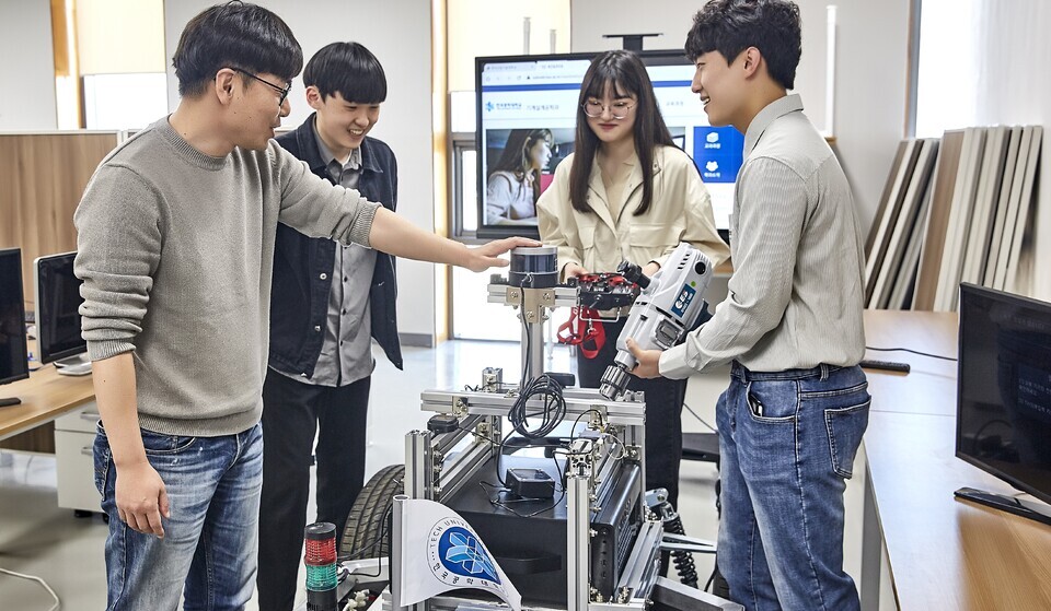 ▲ 한국공대 에너지전기공학과 교수와 학생들이 에너지 관련 기기에 대해 수업하고 있다./사진제공=한국공