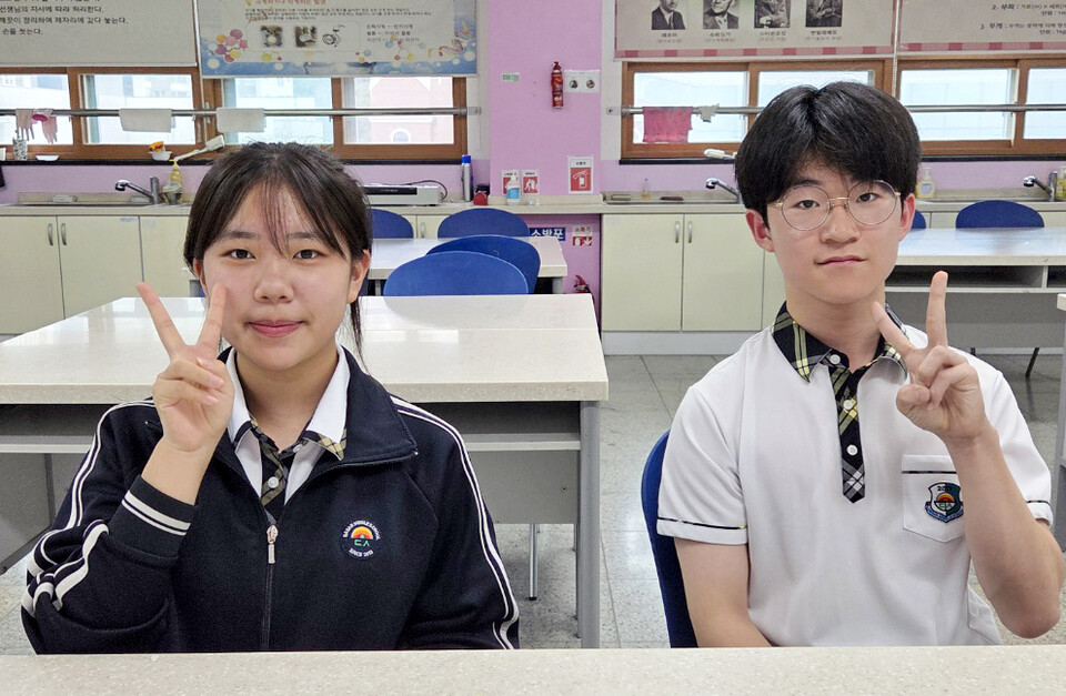 ▲ 주제발표를 진행한 이지은 양(왼쪽)과 한정완 군.