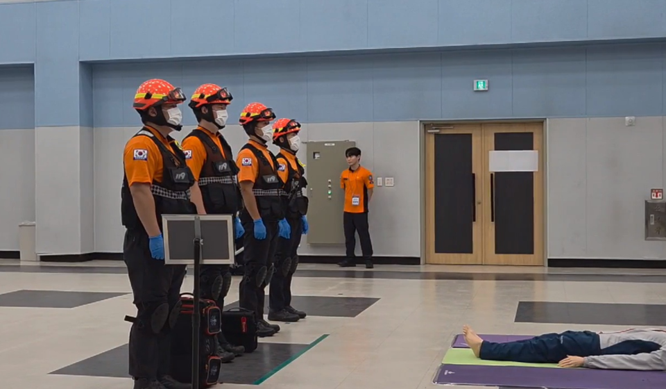 ▲ 동두천 소방서 제2회 펌뷸런스 시뮬레인션 기반 진행을하고 있다./사진제공=동두천소방서
