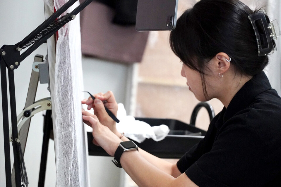 ▲ 윤혜인 작가가 아뜰리에 신흥에서 작업 하고 있다.