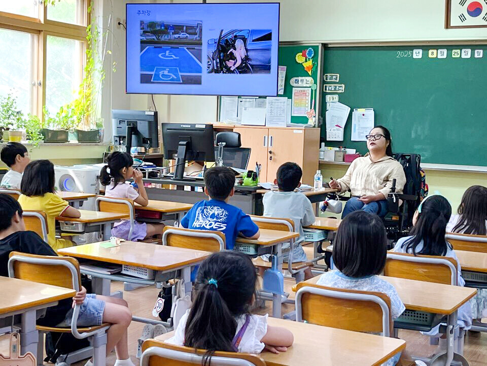 ▲ 동천초등학교 학생들이 ‘일곱빛깔 무지개 성장 어울림’ 체험학습을 진행하고 있다./사진제공=동천초등학교