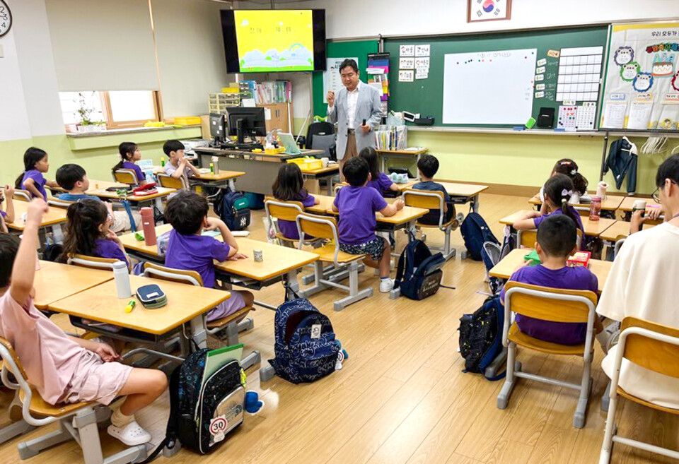 ▲ 동천초등학교 학생들이 ‘일곱빛깔 무지개 성장 어울림’ 체험학습을 진행하고 있다./사진제공=동천초등학교