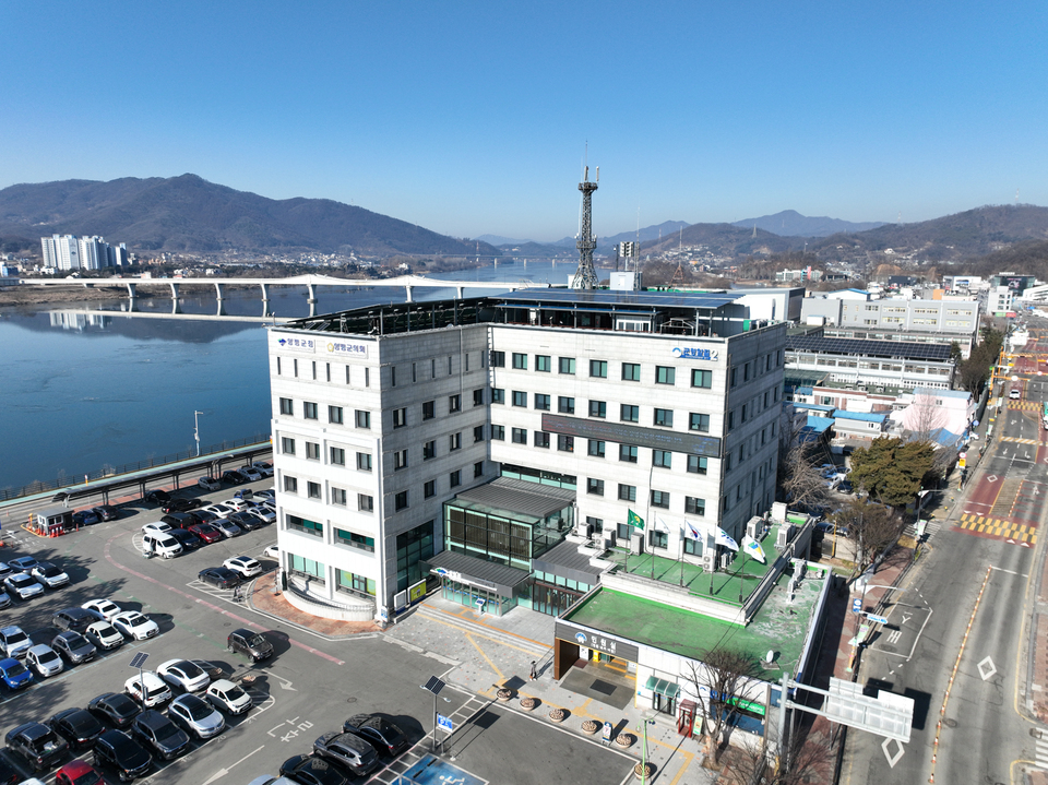 ▲ 양평군이 9월 정기분 재산세 11만5152건, 245억 원을 부과했다. 전년 동기 대비 15억 원(6.77%) 증가한 것이다. 재산세는 6월 1일 과세기준일 기준으로 주택, 토지 등의 소유자에게 7월과 9월에 부과되는 지방세이다. 납부 기간은 9월 16일부터 30일까지이며, 고지서 납부 외에도 가상 계좌, 위택스, 신용카드, 현금인출기(ATM) 등을 통해 고지서 없이도 편리하게 납부할 수 있다. 서홍래 세무과장은 “재산세를 기한 내 납부하지 않을 경우 가산세 등의 불이익이 발생할 수 있기 때문에 기한 내에 반드시 납부해 주시길 바란다”고 말했다. /사진제공=양평군 /양평=정재석 기자 fugoo@incheonilbo.com