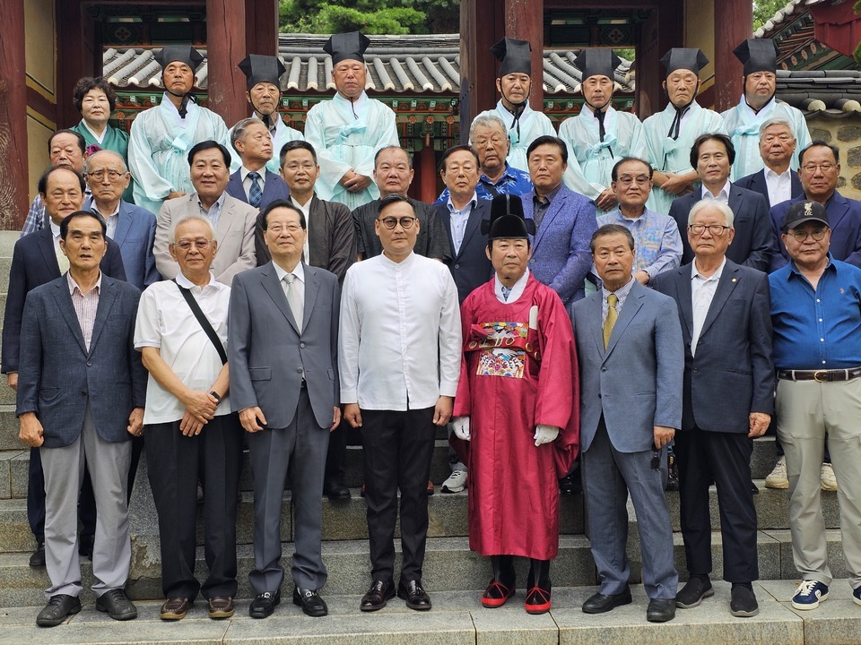 ▲ 대만 공수장(앞줄 왼쪽네번째) 공자 적장손 일행이 문중 인사들과 기념사진을 찍고 있다.