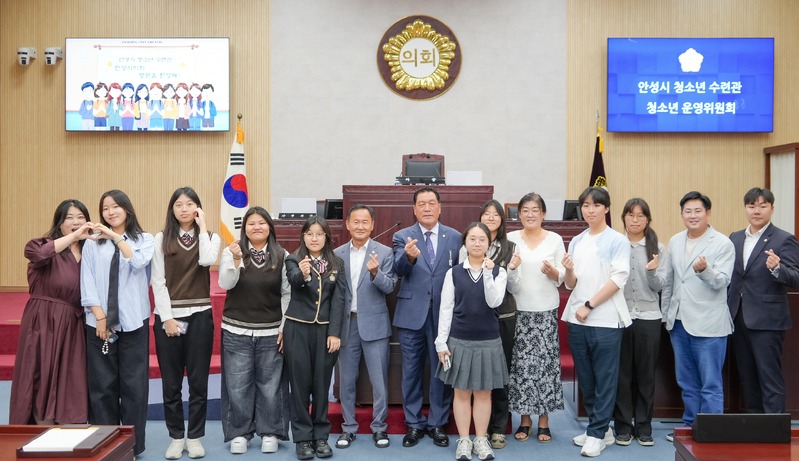 안성시의회가 지난 12일 소통회의실에서 안성시청소년수련관 청소년운영위원회 등 관계자들과 함께 간담회를 열고, 수련관 운영 현황을 공유하며 개선 방안을 논의했다. 이날 간담회는 ▲청소년 중심의 축제 및 프로그램 활성화 ▲진로 체험 기회 확대 ▲수련관 교통 접근성 개선 ▲SNS 등 디지털 홍보 기반 확충 ▲수련관 주변 교통안전 확보 ▲문화 바우처 제도 도입 등 다양한 현안이 논의됐다. 안정열 의장은 “청소년들이 주체가 되어 목소리를 내고, 그 의견이 실제 반영되는 구조가 무엇보다 중요하다”며 “안성시 청소년수련관이 더욱 안전하고 의미 있는 공간이 될 수 있도록 시의회도 지속적으로 지원하겠다”고 밝혔다. /안성=이명종 기자 lmj@incheonilbo.com · /사진제공=안성시의회