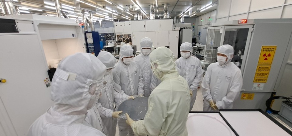 ▲ 고색고등학교 학생들이 ‘반도체 과학 아카데미’에서 수업을 듣고 있다./사진제공=고색고등학교