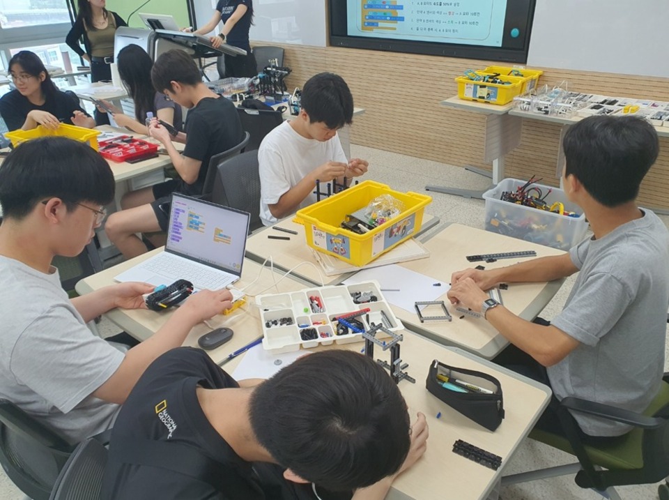 ▲ 고색고등학교 학생들이 '전공 ON 동아리 캠프'에서 수업을 듣고 있다. /사진제공=고색고등학교