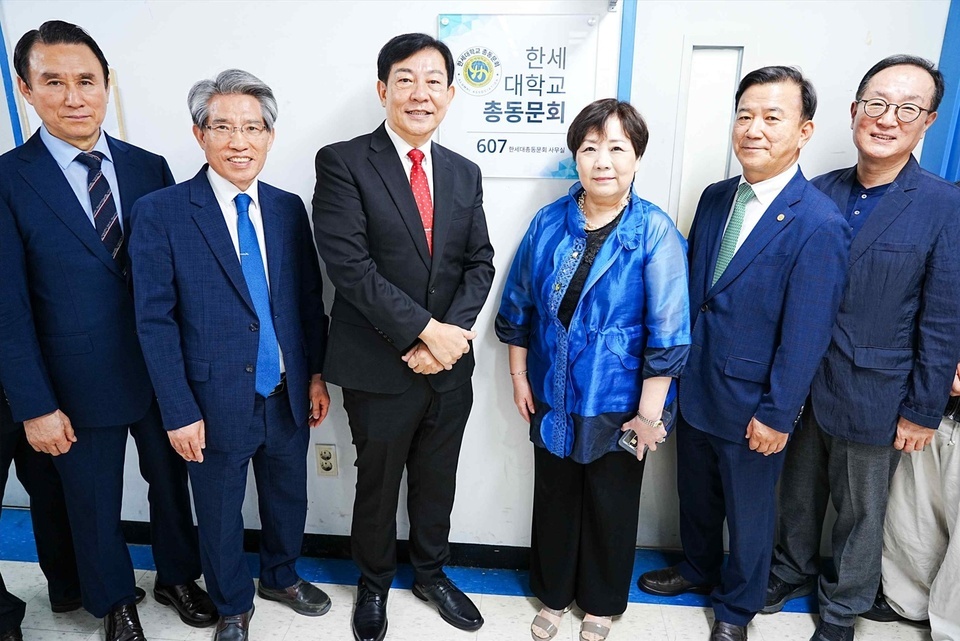 ▲ 한세대학교 총동문회 현판식이 백인자 총장의 축사와 임창표 총동문회장의 인사말에 이어 현판 제막의 순서로 진행됐다. 이 자리에는 총동문회 임원단과 함께 최진탁 부총장, 조지훈 교목실장, 차준희 대학원장, 조재혁 학생처장, 이규진 산학협력단장 등 학교 관계자 등이 참석했다. /사진제공=한세대학교