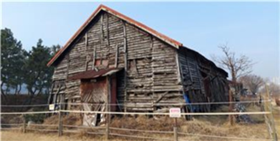 ▲ 국내에서 가장 오래된 목조 소금창고인 ‘인천 구 소래염전 3-1 소금창고’ 모습. /사진제공=인천시