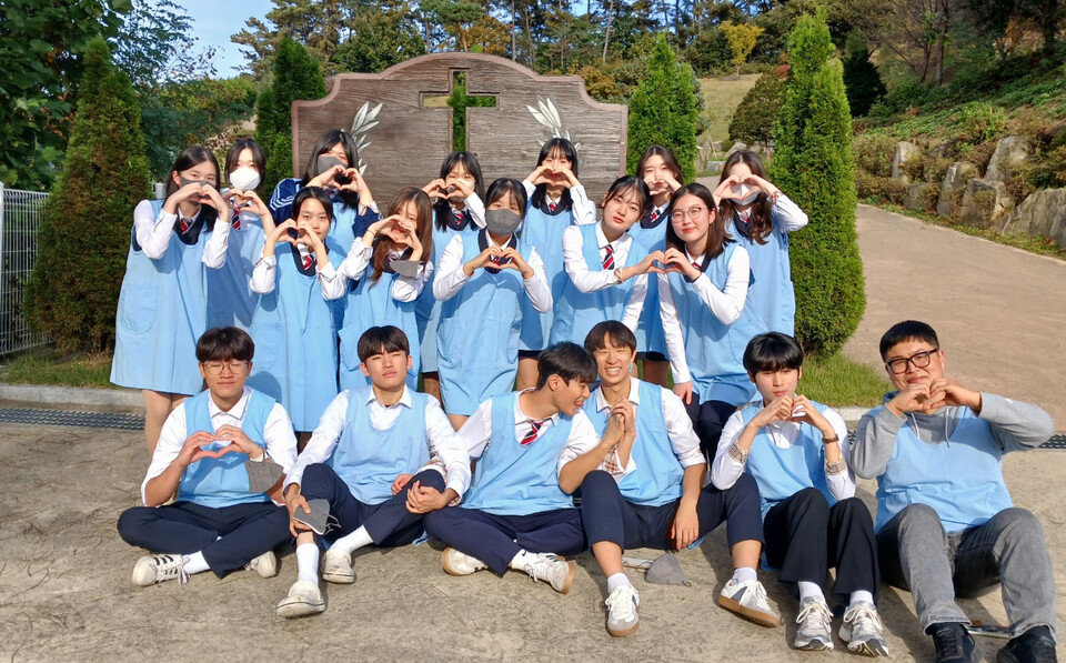 ▲ 삼계고 동아리 학생들이 지역 호스피스 봉사 활동을 진행했다./사진제공=삼계고