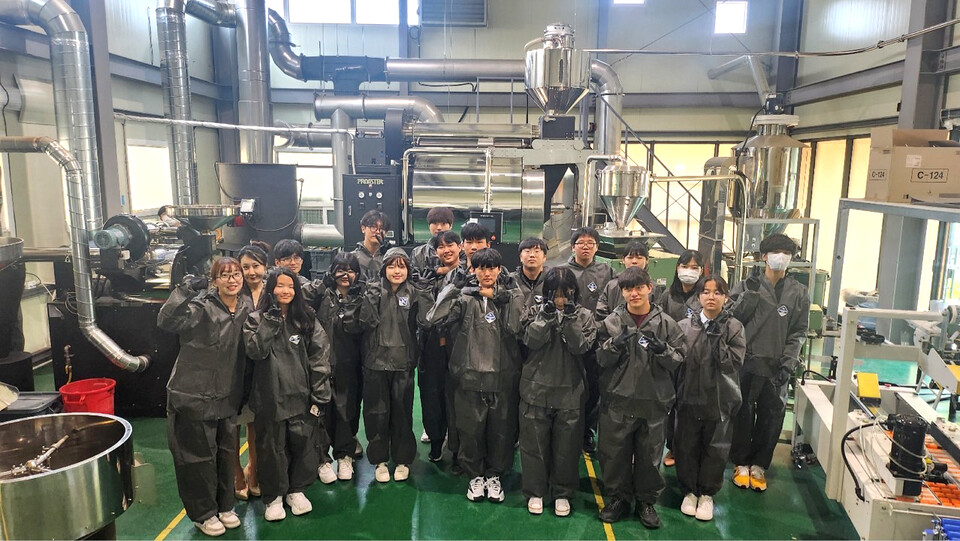 ▲ 삼계고 빈어스 동아리 학생들이 커스텀커피 연계 공장 견학 활동을 진행했다. /사진제공=삼계고