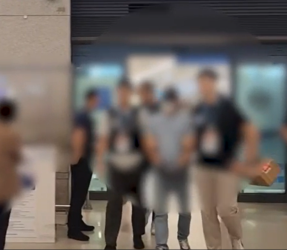 ▲ 인천국제공항에서 경찰에 검거된 용의자. /사진제공=경기남부경찰청