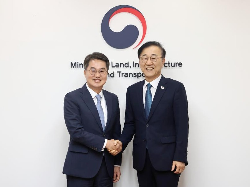 ▲ 17일 오전 서울 중구 국토발전전시관에서 김동연(왼쪽) 경기지사와 김윤덕 국토교통부 장관이 악수를 하고 있다. /사진제공=경기도