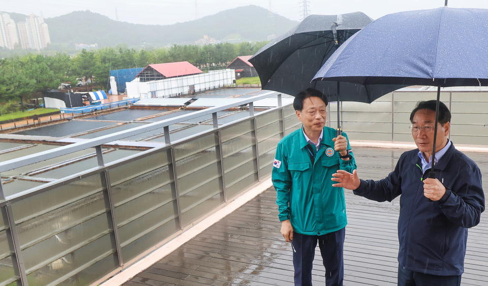 ▲ 17일 인천 소래습지생태공원 전시관에서 유정복 인천시장이 국가도시공원 지정 관련 현안 점검을 하고 있다. /이호윤 기자 256@incheonilbo.com