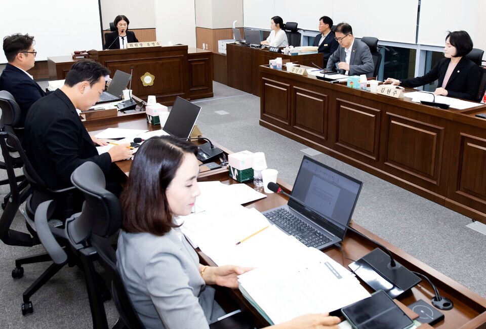 ▲ 김포시의회가 임시회를 열고 1조9천133억 원 규모의 3차 추가경정 예산안과 기금을 심사하고 있다. 17일 열린 예산결산특별위원회에서 민주당의원들과 국민의힘 의원들이 부족한 세입을 충당하기 위해 시 집행부가 차입한 통합재정안정화기금 사용을 두고 격론을 벌였다. /사진제공=김포시의회