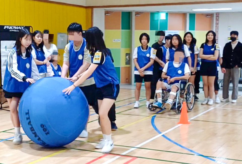 ▲양주고암중학교가 18일 보건동아리 학생들이 효드림노인복지센터를 방문해 30여 명의 어르신 앞에서 옛 가요에 맞춰 춤과 노래 공연을 선보이며 지역 사회와 따뜻한 정을 나누고 세대 간 정서적 공감을 끌어내는 의미 있는 시간을 가졌다. 학생들은 다소 수줍은 듯 무대에서 할머니•할아버지들의 따뜻한 응원과 박수에 힘입어 이내 흥겨운 분위기를 이끌었고, 공연 내내 어르신들의 얼굴에는 미소가 떠나지 않았다. 일부 어르신은 손뼉을 치며 함께 노래를 따라 부르기도 했고, 학생들의 모습에 우리 손주 같다며 사랑스러운 눈빛을 보내기도 했다. 장원숙 교장은 “초고령화 사회에 접어들며 신체적, 정신적 건강 문제로 사회적 고립을 겪는 어르신들이 늘고 있다”며 “학생들이 이런 문제를 이해하고 지역 어르신들과 직접 교류하는 경험은 세대 간 소통과 화합에 크게 이바지할 것”이라고 말했다. 한편 고암중학교 보건동아리는 이번 요양원 공연 외에도 장애학생과 비장애 학생 간의 벽을 허물고 더불어 사는 공동체 의식을 함양하기 위한 다양한 포용•공감 교육 활동을 꾸준히 하고 있으며, 특수학교인 양주도담학교와 통합교육 결연을 하고, 함께 장애인 오케스트라 공연 관람, 심폐소생술 교육, 뉴스포츠 활동 등을 이어오고 있다./양주=김태훈 기자thkim65@incheonilbo.com·/사진제공=양주고암중