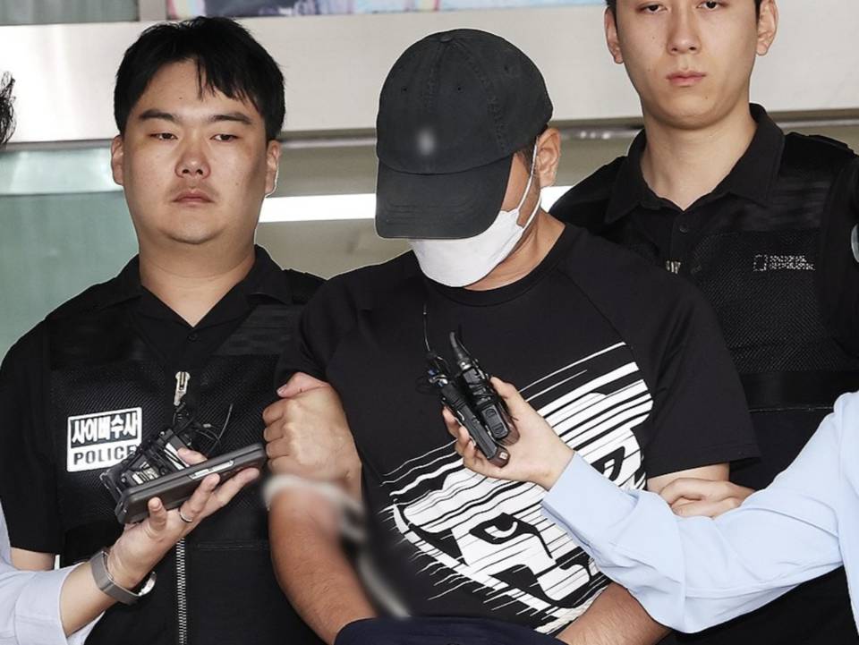 ▲ ‘KT 소액결제’ 사건 피의자 40대 A씨가 영장실질심사를 위해 법원으로 이동하고 있다./연합뉴스