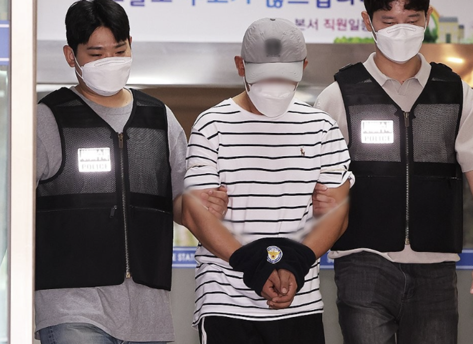 ▲ ‘KT 소액결제’ 사건 피의자 40대 B씨가 영장실질심사를 위해 법원으로 이동하고 있다./연합뉴스