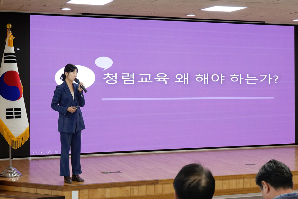 ▲양평군이 최근 군청 대회의실에서 ‘2025년 공직생애주기 공직자 청렴교육’을 실시했다. 이번 교육은 지난 1년간 승진 및 신규 임용된 공직자와 올해 7월1일 이후 승진한 4급 이상의 고위 공직자 2명을 포함하여 총 160여 명을 대상으로 실시했다. 해당 교육은 직원 개개인의 부패상황 자각 및 사전예방을 강화하여 청렴한 공직문화를 조성하기 위해 실시했다. /양평=정재석 기자 fugoo@incheonilbo.com·사진제공=양평군