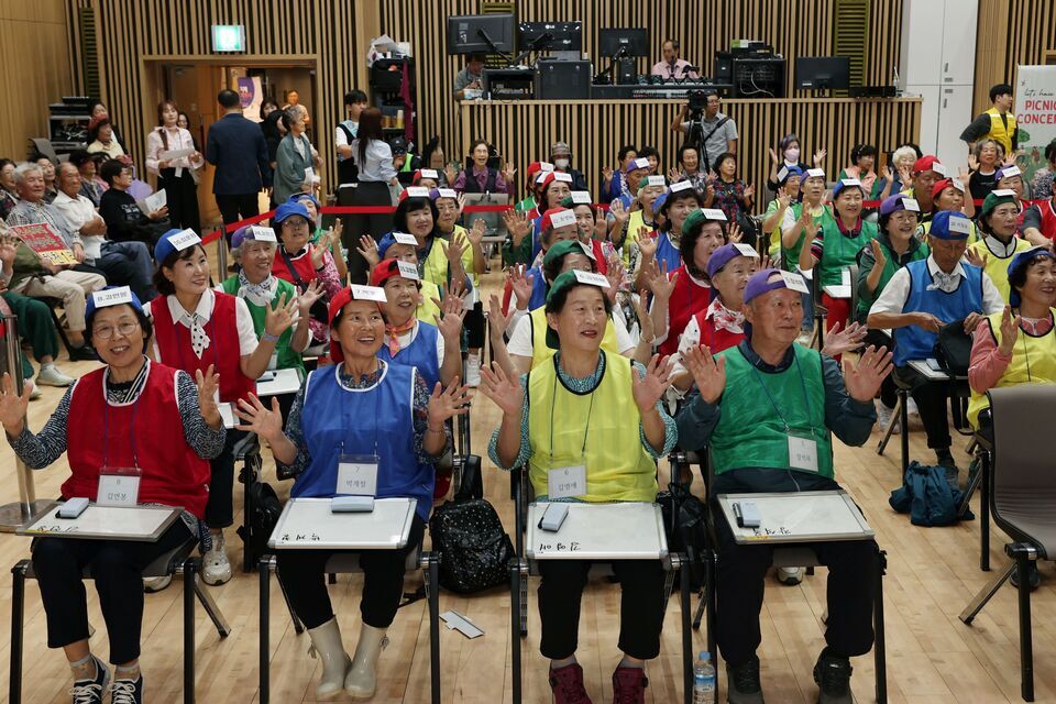 ▲ 가평군은 최근 음악역1939 뮤직홀에서 ‘2025년 치매극복의 날(9월 21일)’을 기념해 ‘치매극복! 골든벨’ 행사를 열었다. 이번 행사는 하천1리, 산유리 치매안심마을과 치매안심센터 등록 대상자 및 주민 등 150여 명이 참석한 가운데 치매 예방과 인식 개선을 위해 마련됐다. 행사에서는 치매 관련 퀴즈 대회 ‘치매극복!골든벨’을 비롯해 치매관리사업 활동 영상 상영, 시니어 치매서포터즈의 치매예방 체조 공연, 초청가수 축하공연이 진행됐다. 또한 대학생과 치매안심마을 주민 등이 함께한 치매 인식개선 캠페인도 펼쳐 지역사회 전반에 치매에 대한 올바른 이해를 확산하는 계기가 됐다. 서태원 군수는 “치매는 개인과 가족을 넘어 사회 전체가 함께 극복해야 할 과제”라며 “군은 치매안심센터와 치매안심마을을 중심으로 맞춤형 돌봄과 예방 프로그램을 확대해 군민 모두가 건강한 노후를 보낼 수 있도록 최선을 다하겠다”고 밝혔다. /가평=정재석 기자 fugoo@incheonilbo.com·사진제공=가평군