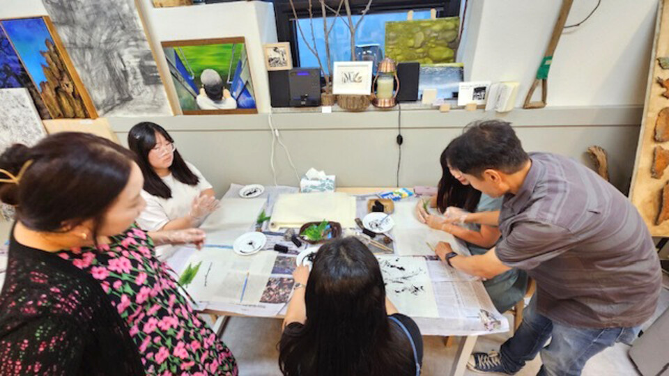 ▲ 강남중에서 임동현 작가가 주민들과 작품 협업을 논의하고 있다. /사진제공=인천문화재단