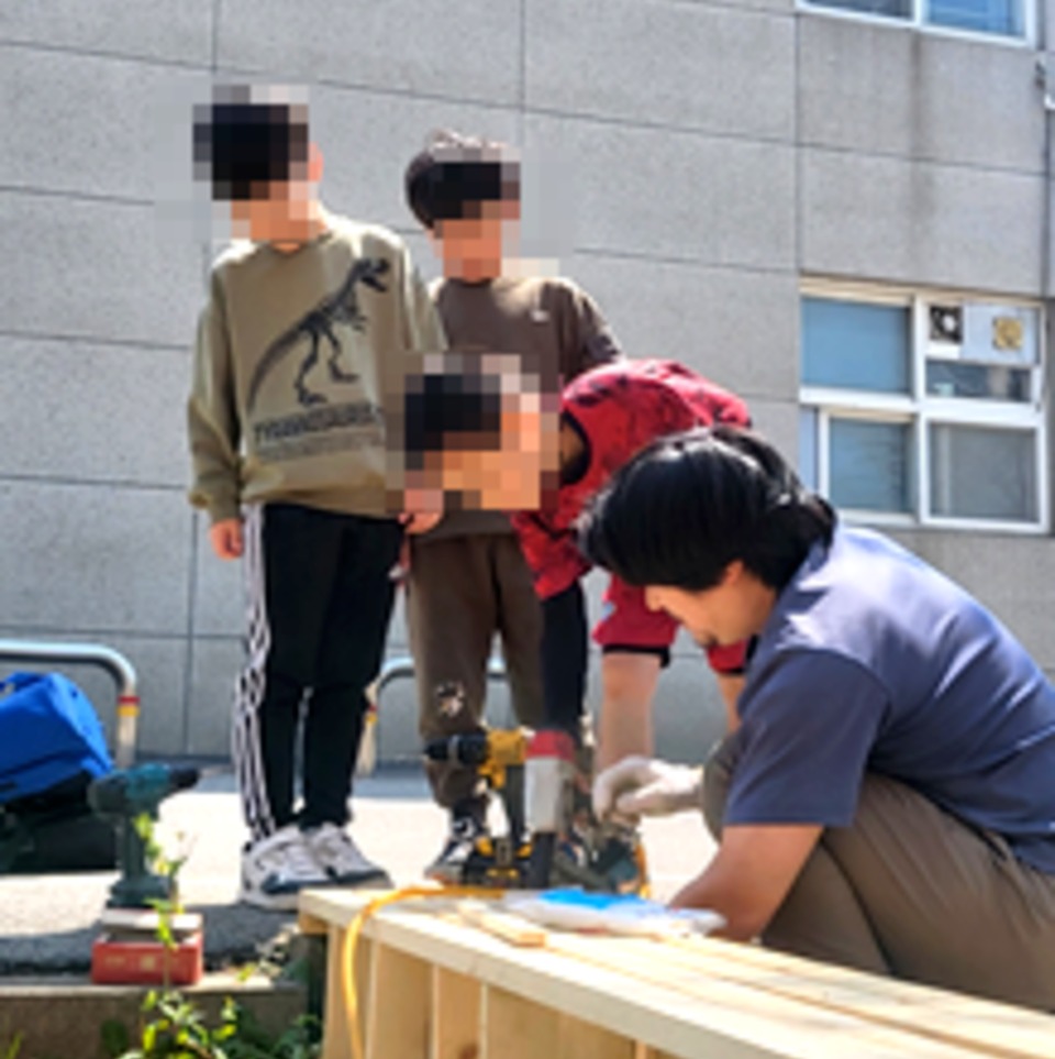 ▲ 조경재 작가가 작업하는 것을 지켜보는 아이들. /사진제공=인천문화재단