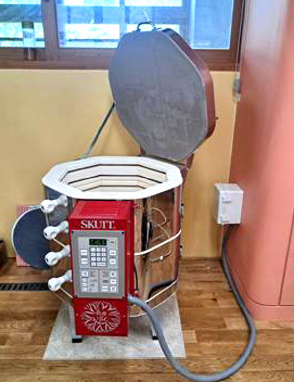 ▲ 학생들 창작물을 제작하는 데 쓰이는 전기 가마. /사진제공=인천문화재단