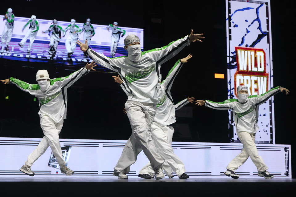 ▲화성특례시는 20~21일 화성종합경기타운 실내체육관에서 열린 ‘2025 배틀 오브 더 이어(BOTY) 월드파이널’이 성황리에 마무리됐다고 22일 밝혔다. 이번 대회에는 33개국 1천여 명의 브레이킹 아티스트가 참가해 1만여 관객 앞에서 경연을 펼쳤다. 개인전 우승은 필 위자드, 듀오전은 진 미첼 크루엘·스텔라무에르테, 키즈 배틀은 루이스 샨이 차지했으며, 크루 배틀은 네덜란드 러기드가 우승했다. 퍼포먼스 부문 베스트 쇼는 일본 바디카니발이 선정됐다. 대회는 힙합 아티스트 공연과 다양한 체험 프로그램으로 축제 분위기를 더했다. /화성=이상필기자 spl1004@incheonilbo.com·사진제공=화성특례시